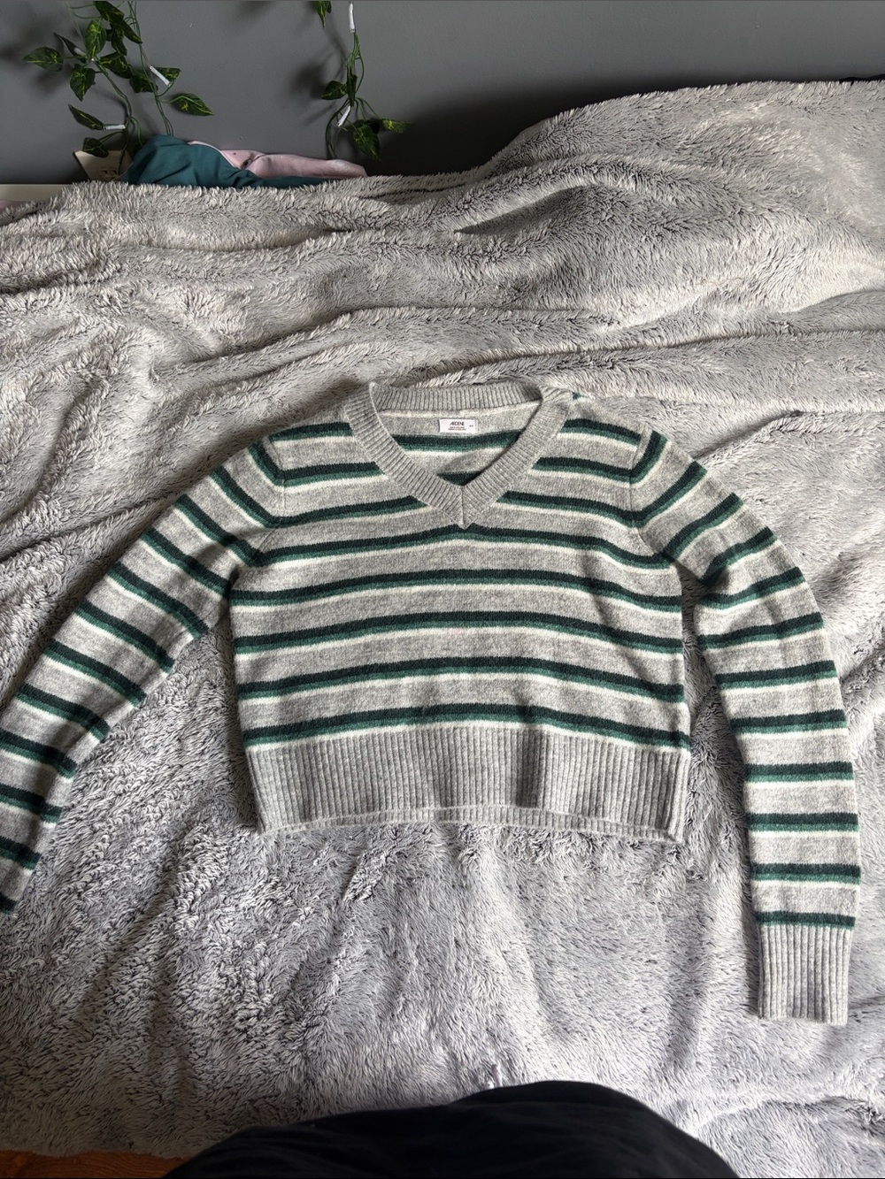 Ardene Gray and Green Striped V-Neck Cropped Sweater